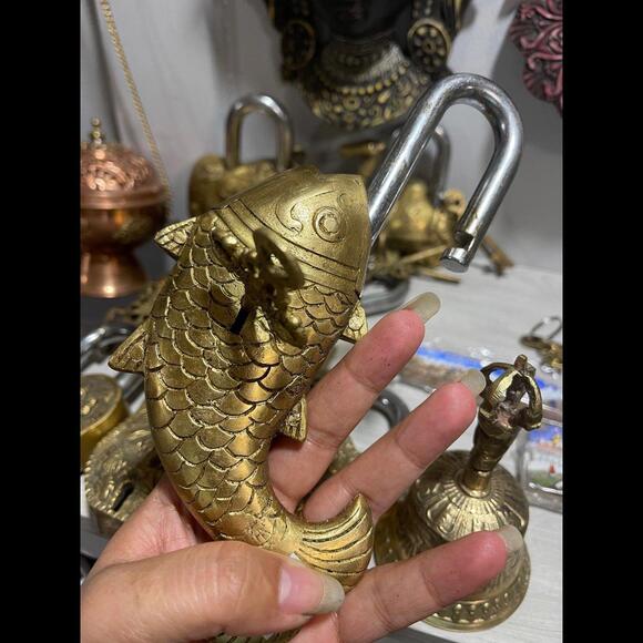 Handcrafted Brass Fish Padlock with Keys - Picture 8 of 12